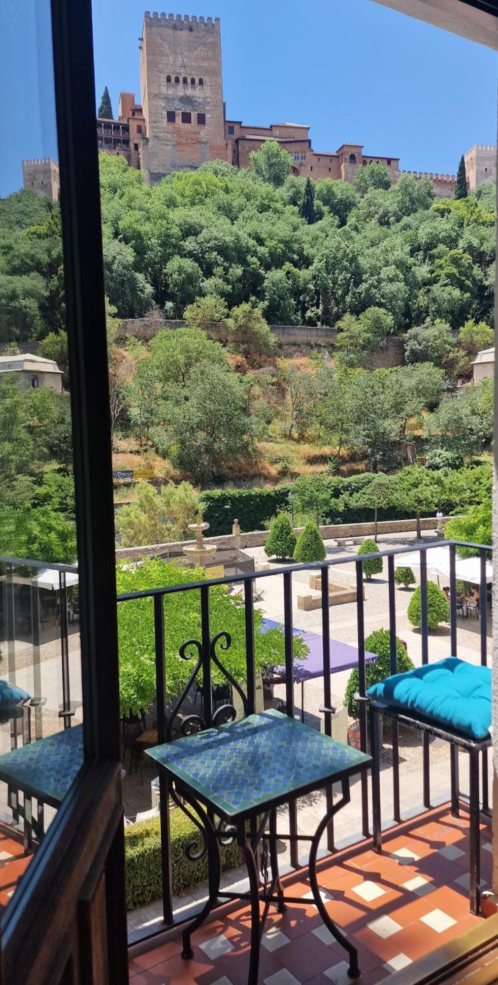 The Nasrid Palace From Your Bed ! Гранада Екстериор снимка